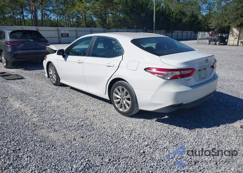 2018 Toyota Camry Le z USA, uszkodzony, nr VIN 4T1B11HK3JU565124